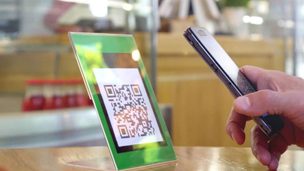 Usuario realiza un pago digital mediante código QR en un comercio