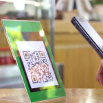 Usuario realiza un pago digital mediante código QR en un comercio