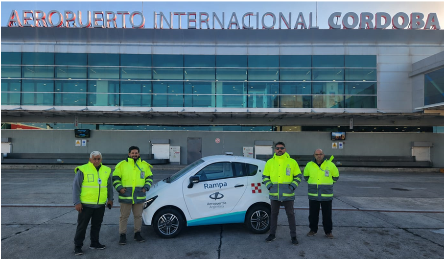 vehículo eléctrico de Aeropuertos Argentina en el Aeropuerto Internacional de Córdoba