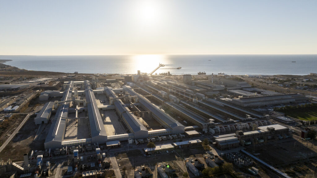 Aluar desarrolla un nuevo sistema de almacenamiento energético con baterías en Corrientes.
