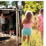 En el Día del Niño, un informe de Hábitat para la Humanidad Argentina revela que 254.000 menores de 14 años viven en hogares con piso de tierra o ladrillo suelto. Una desigualdad que impacta en la salud, el juego y la educación.