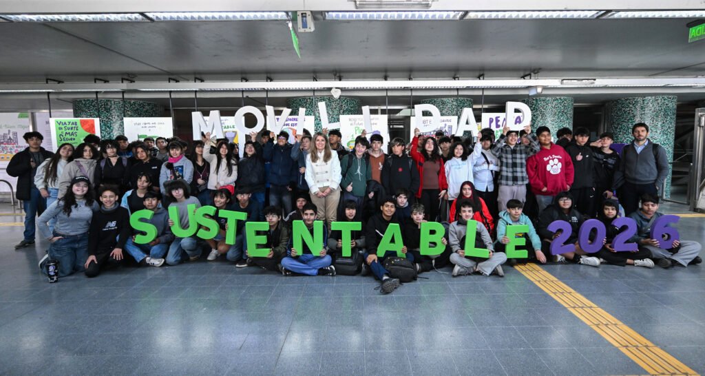 Estudiantes secundarios participando del programa educativo de Emova en la Semana de la Movilidad Sustentable 2026