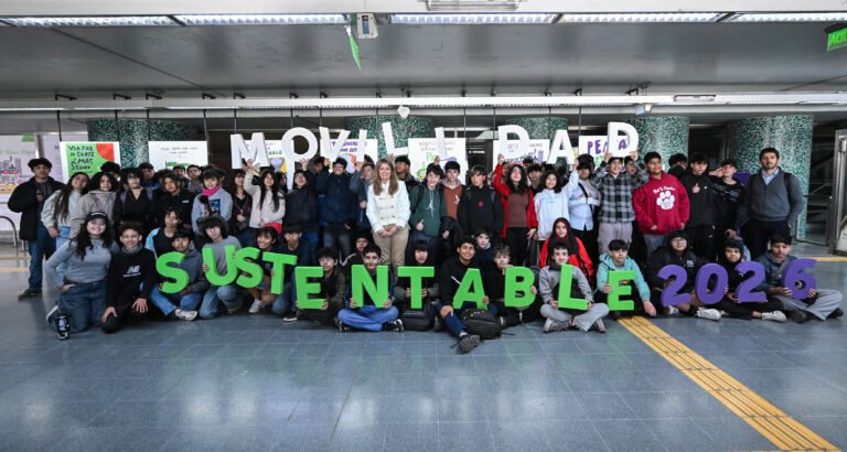 Estudiantes secundarios participando del programa educativo de Emova en la Semana de la Movilidad Sustentable 2026
