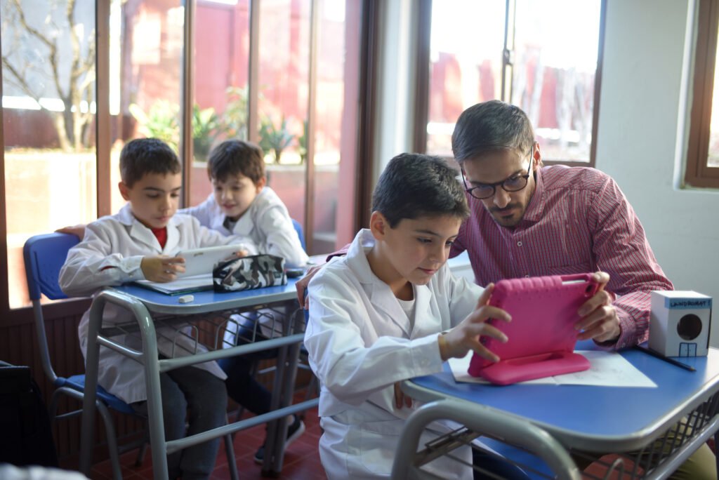 Personal capacita a docentes en inteligencia artificial