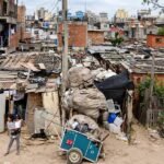 Barrio popular urbano con viviendas precarias, reflejo de la pobreza en Argentina