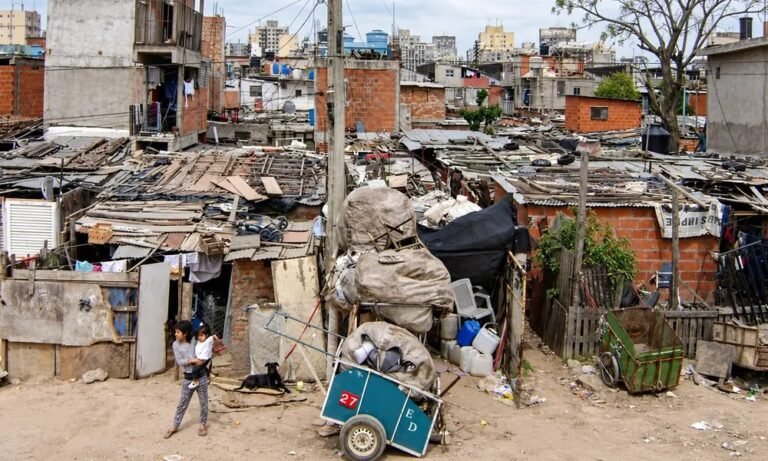Barrio popular urbano con viviendas precarias, reflejo de la pobreza en Argentina