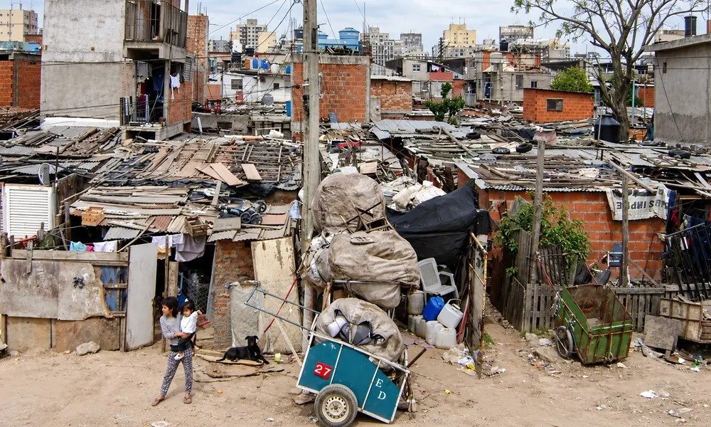 Barrio popular urbano con viviendas precarias, reflejo de la pobreza en Argentina