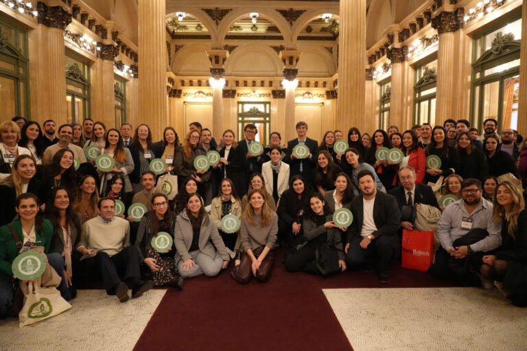 Representantes de organizaciones distinguidas con el Sello Verde durante la ceremonia de reconocimiento.