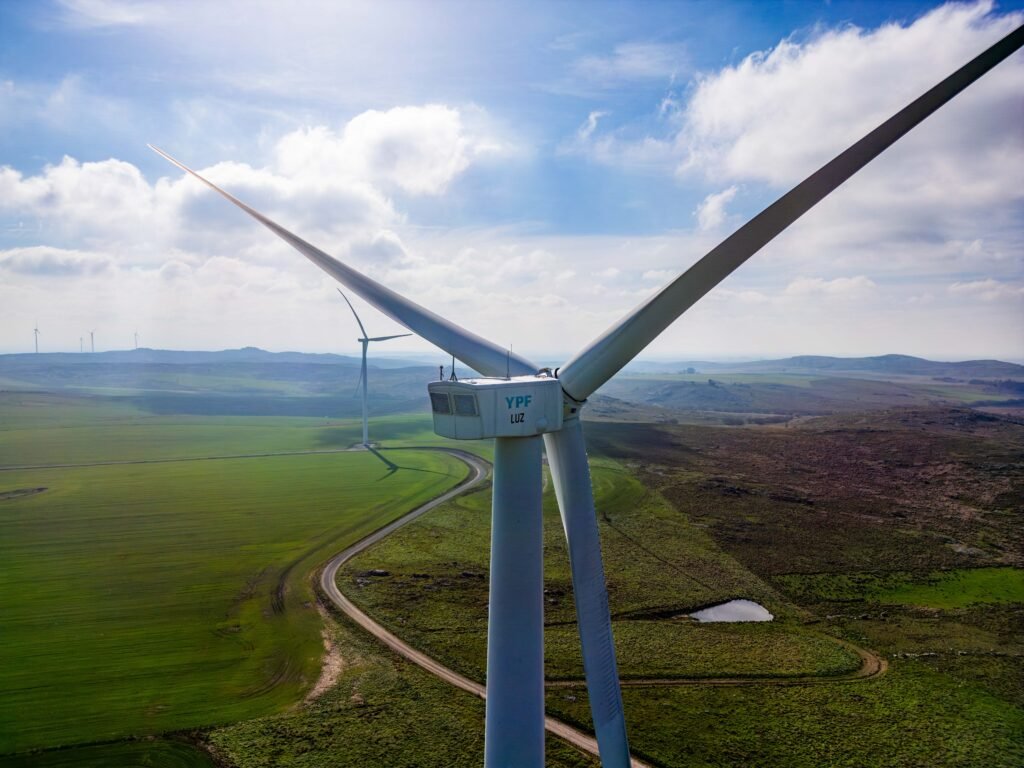 Aerogeneradores del Parque Eólico Los Teros de YPF Luz en Azul, provincia de Buenos Aires, que abastece a las plantas de Nestlé Argentina