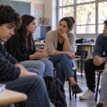Estudiantes secundarios conversan con una docente en un espacio de escucha sobre salud mental dentro del aula.